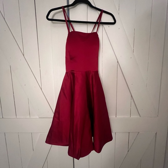 Beautiful satin dress, never worn - Picture 1 of 5